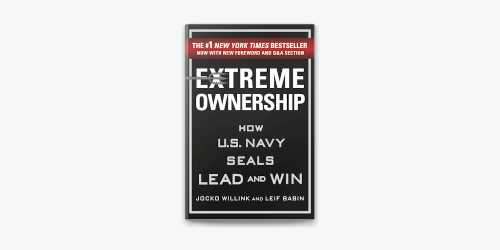 Extreme Ownership, dos autores Jocko Willink e Leif Babin, é mais um livro para líderes de produto estudarem