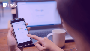 Mulher acessando Google por desktop e dispositivo móvel. Confira os 6 fatores de SEO a considerar em seu produto digital.